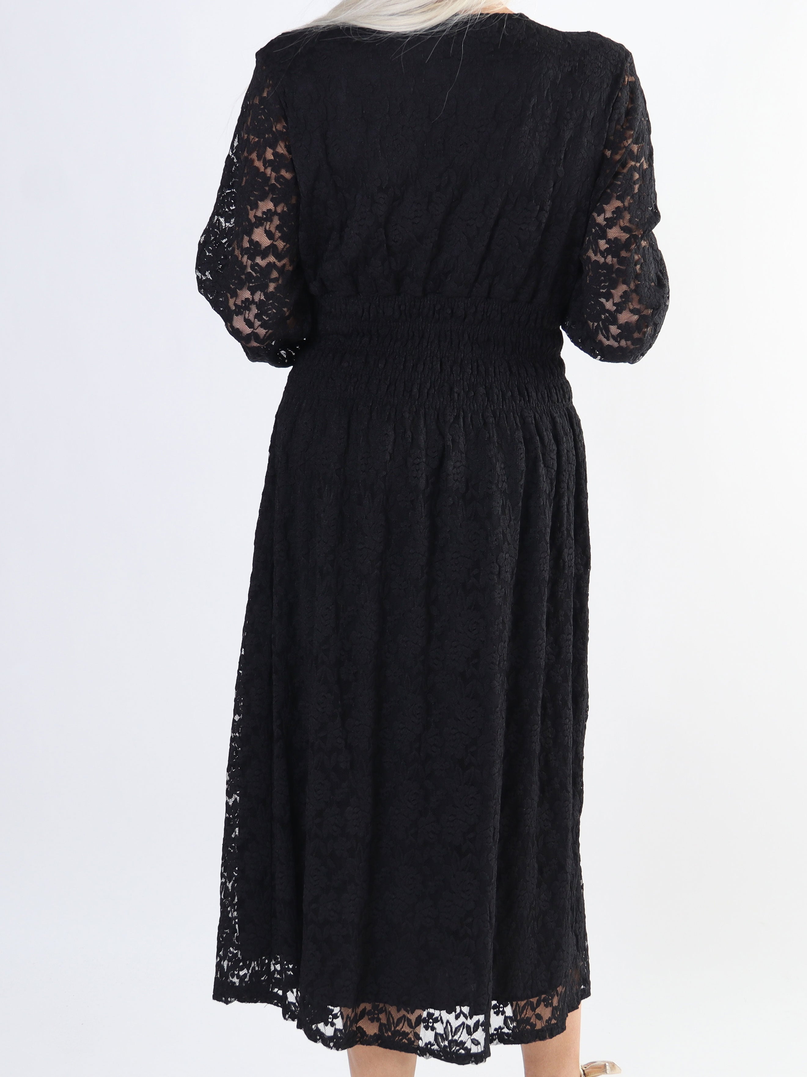 Pams Lace Midi L/S - Elastisk plus size blondekjole med lange ærmer